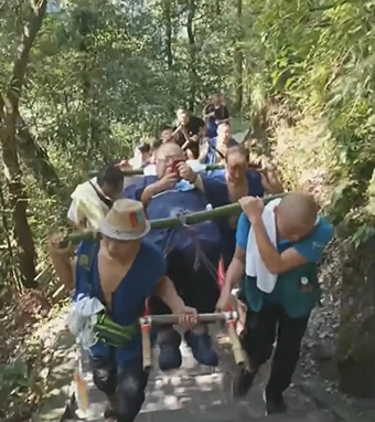 263斤男子请9名轿夫抬滑竿上峨眉山:花了22100元